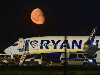 В Берлине из-за угрозы минирования экстренно сел самолет Ryanair - sobesednik.ru - Берлин - Ирландия