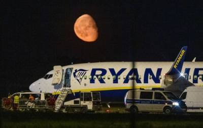 AP: летевший в Краков самолёт Ryanair экстренно сел в Берлине из-за угрозы безопасности - argumenti.ru - Белоруссия - Берлин - Минск