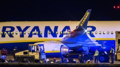 Стало известно об экстренной посадке борта Ryanair из-за угрозы взрыва - iz.ru - Берлин