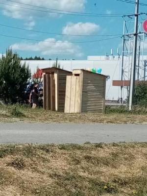 Жителей Златоуста возмутили деревянные туалеты на пляже. Власти открестились от будок - znak.com - Златоуст