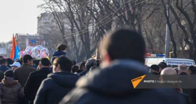 "Более 200 тел тайно хранилось в холодильниках": родные военных перекрыли улицу в Ереване - ru.armeniasputnik.am - Ереван