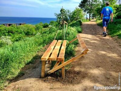 На склонах вандалы поломали скамеки - odessa-life.od.ua - Одесса - Благоустройство