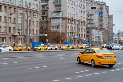 Водитель такси похитил у девушки сумку с косметикой на 10 тысяч рублей - vm.ru - Москва