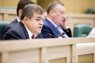 Владимир Джабаров - Алексей Гончаренко - В Совфеде оценили развешанные в Киеве плакаты с оскорблениями Москвы - lenta.ru - Москва - Киев