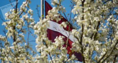 Публицист негодует: жительницу Риги попросили убрать флаг с балкона - lv.sputniknews.ru - Канада - Рига - Латвия