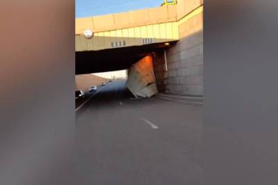 Мотоциклист чудом не попал под обрушение облицовки под Литейным мостом - spb.mk.ru - Санкт-Петербург