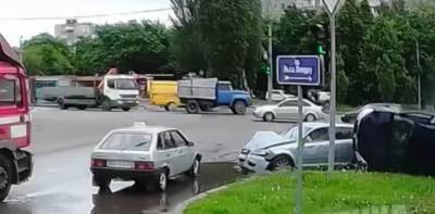 Тройное ДТП в Харькове попало на видео: "автомобиль перевернулся на бок и..." - politeka.net - Харьковская обл. - Харьков