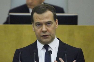 Дмитрий Медведев - Дмитрий Медведев предложил ввести в России бесплатный проезд для школьников - mk.ru