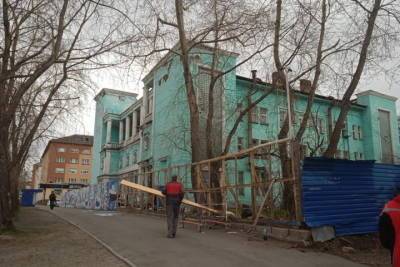 Евгений Никора - В Мурманске вместо реконструкции исторического здания всего лишь обновляют ограждение вокруг него - murmansk.mk.ru - Мурманск