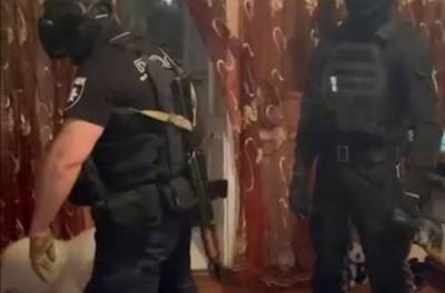 В Полтавской области пьяный мужчина стрелял в полицейских из окна многоэтажки - from-ua.com - Полтавская обл. - Кременчуг