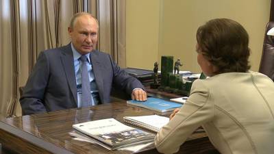 Владимир Путин - Анна Кузнецова - Путин: родительские комитеты надо привлечь к организации питания в школах - vesti.ru