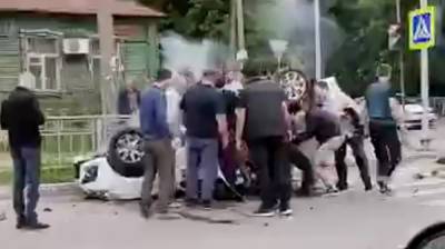 В Воронеже после ДТП на перекрёстке такси перевернулось на крышу - vestivrn.ru - Воронеж