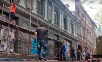 Исторические здания на Ришельевской в Одессе начали «украшать» лесами (видео) - odessa-life.od.ua - Одесса