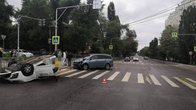 Полиция рассказала о жутком ДТП с перевернувшейся на крышу иномаркой в Воронеже - vestivrn.ru - Воронеж