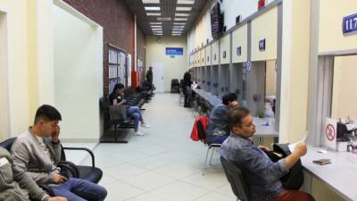 Десятки мигрантов стояли в очереди у Единого миграционного центра в Петербурге - piter.tv - Санкт-Петербург