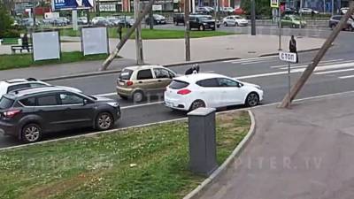 Мотоциклист врезался в Lexus на перекрёстке Ленинского и Народного Ополчения проспектов - piter.tv