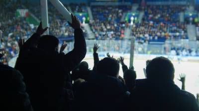 Спортдайджест: зрителей пустят на трибуны ЧМ по хоккею, 46-летний спортсмен выиграл автогонку, теннисистке Осаке грозит дисквалификация - mir24.tv
