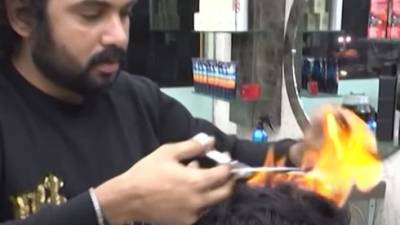 Видео: парикмахер прославился на весь мир стрижкой огнем и ножом для мяса - vesty.co.il - Израиль - Пакистан - Лахор