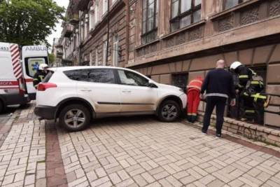 Перелетел через ограду и упал в подвал: в Одессе женщина на Toyota сбила парковщика - rupor.info - Одесса - Одесская обл.