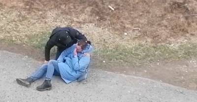 Едва держалась на ногах. В Прикамье сняли на видео пьяную мать, гуляющую с ребёнком - reendex.ru - Пермский край - Березники