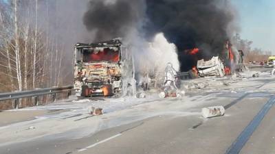 В ГИБДД рассказали, из-за чего загорелись три фуры после ДТП на Тюменском тракте (ФОТО) - newdaynews.ru - Екатеринбург
