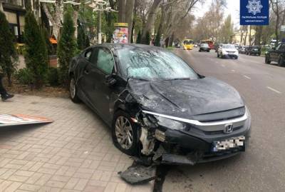 В Одессе машину отбросило на пешехода из-за ДТП - kp.ua - Киев - Одесса - Харьков