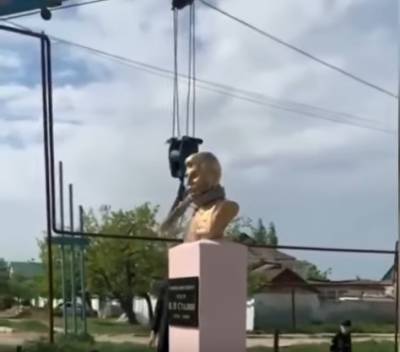 Руслан Курбанов - Сталин - Не поссорить народы: в Дагестане жители сняли бюст Сталина - nazaccent.ru - респ. Дагестан