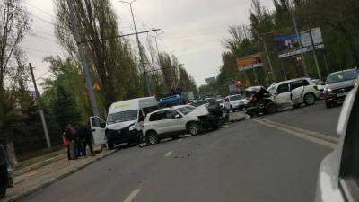 В массовом ДТП на проспекте 50 лет Октября в Саратове пострадали три человека - runews24.ru - Саратовская обл. - Саратов