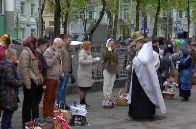 Попался на горячем: помощник священника воровал пожертвования прихожан из корзины, видео - akcenty.com.ua - Киев - Днепропетровская обл. - Новомосковск