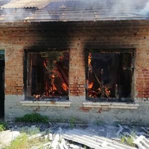 В Запорожской области ликвидировали пожар в заброшенном здании. Фото - reporter-ua.com - Запорожская обл. - Орехов
