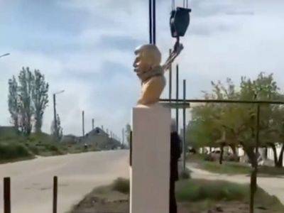 Иосиф Сталин - В Дагестане снесли бюст Сталина через два дня после установки - kasparov.ru - респ. Дагестан