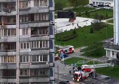На западе Москвы из-за неаккуратно брошенного окурка сгорел балкон жилого дома - mskgazeta.ru - Москва - район Крылатский