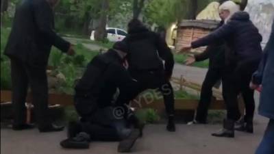 Из-за замечания о пьянстве: в Одессе нетрезвые мужчины набросились на ребенка – видео - 24tv.ua - Одесса - Харьков - Новости