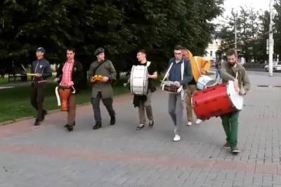 Костромские барабанщики вновь вышли на улицы, чтобы поднять настроение горожанам - kostroma.mk.ru - Кострома