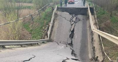 Обвалившийся мост во Львовской области просел еще на прошлой неделе, но движение не прекратили даже для фур - tsn.ua - Луцк - Львовская обл.