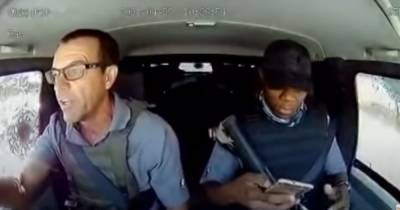 В ЮАР водитель-инкассатор отбился от вооруженных грабителей и стал звездой соцсетей (видео) - focus.ua - Юар
