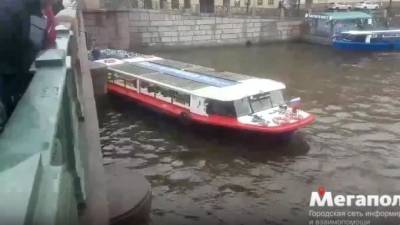 Питер Онлайн - Теплоход врезался в опору Аничкова моста - piter.tv - Санкт-Петербург