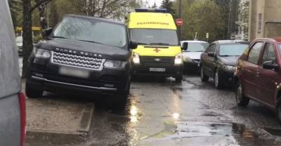 Автоледи на Range Rover заблокировала проезд машинам скорой у больницы в Обнинске - reendex.ru - Москва - Обнинск - Калужская обл.