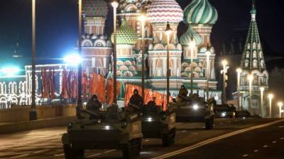 Видео ночной репетиции Парада Победы в Москве - 5-tv.ru - Москва