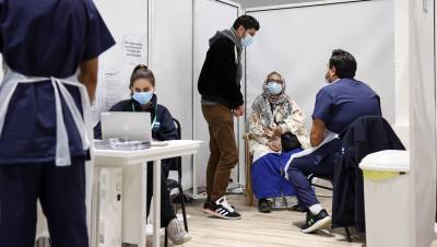 Times: пожилым британцам предложат третью дозу вакцины от COVID-19 - gazeta.ru - Англия