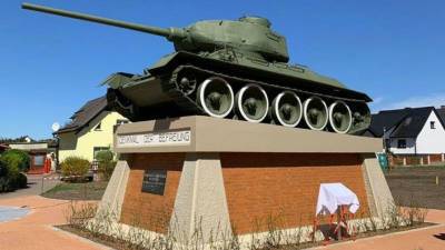 Военные отреставрировали больше 1 тыс памятников в ЦВО к 9 мая - gazeta.ru - Екатеринбург - Киргизия - Таджикистан