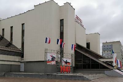 Мэрия Нижневартовска рассказала, откуда на площади появились флаги Франции - mk.ru - Югра - Нижневартовск
