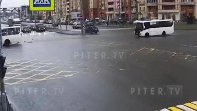 Авария с участием Skoda и маршрутки на перекрёстке Богатырского и Коломяжского проспектов попала на видео - piter.tv - р-н Приморский