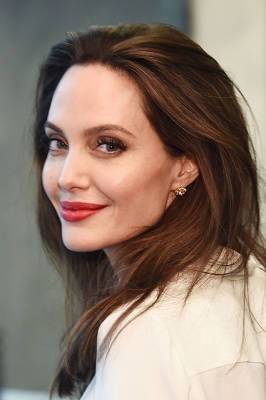 Анджелина Джоли - «Чувствовала себя сломленной»: Анджелина Джоли рассказала, как пережила трудные жизненные моменты - rusjev.net