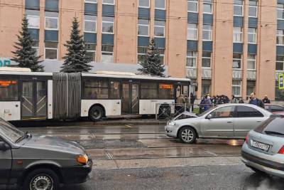 Водитель автобуса потерял сознание и въехал в остановку в Калининском районе - abnews.ru - Санкт-Петербург