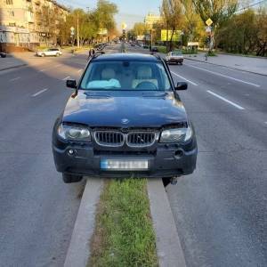 В Запорожье BMW вылетел на разделительную полосу. Фотофакт - reporter-ua.com - Запорожье