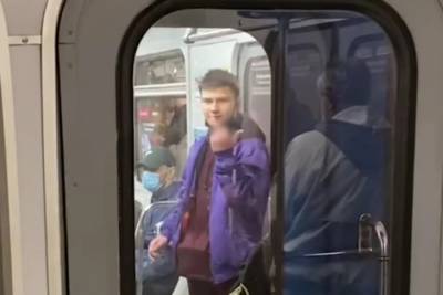 Пассажир устроил перекур в киевском метро и неадекватно отреагировал на камеру - rupor.info - Киев