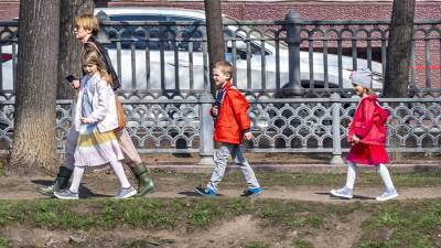 Владимир Путин - Михаил Мишустин - В России выплаты по 10 тыс. рублей на школьников проведут до 17 августа - iz.ru