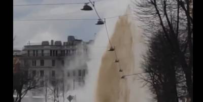 В Санкт-Петербурге на улице Труда произошел порыв трубы с горячей водой, поток кипятка поднялся на высоту жилого дома, видео - ТЕЛЕГРАФ - telegraf.com.ua - Россия - Санкт-Петербург - район Днепровский