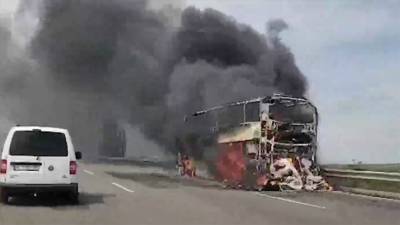 На трассе Одесса-Киев во время движения загорелся автобус с пассажирами: видео - 24tv.ua - Киев - Одесса